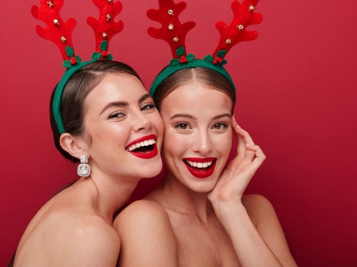 donne con rossetto per le feste di natale