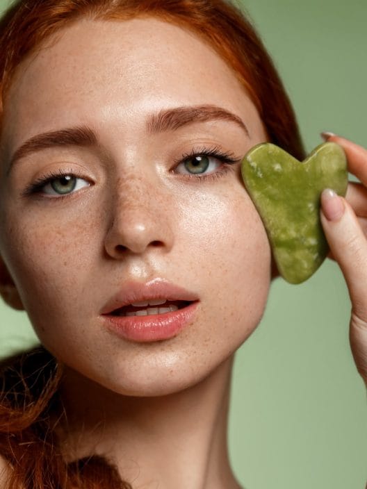 Gua Sha: tutti i segreti, le tecniche e i benefici del face tool più amato e antico del mondo