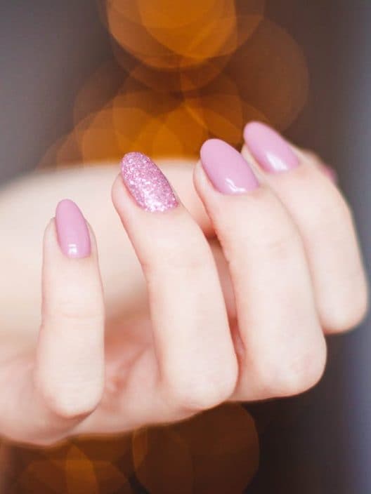 Unghie brillantinate: idee e consigli per mettere i glitter sulle unghie