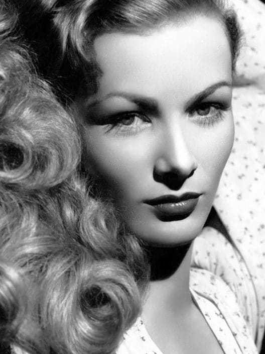 Onde anni’40: da Rita Hayworth a Veronica Lake, l’hair look che rivoluzionò un’epoca (e come farlo)