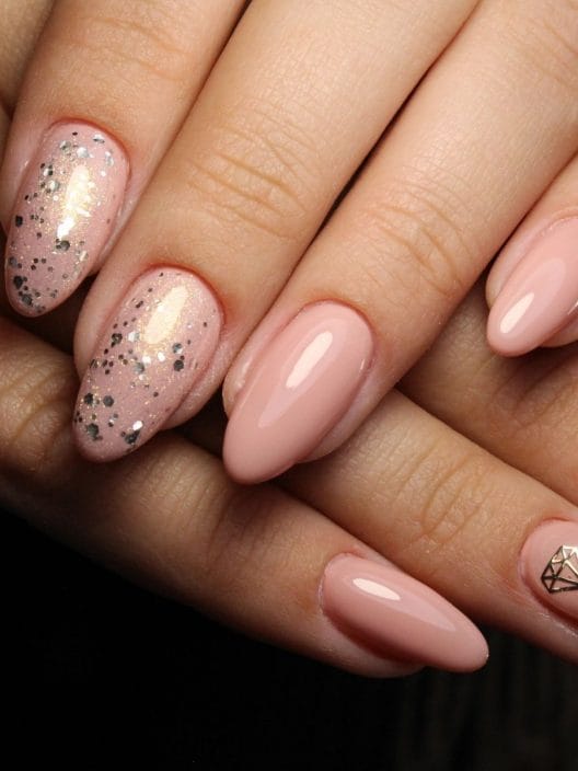 Chic e di tendenza: la nail art gold foil per mani sempre preziose