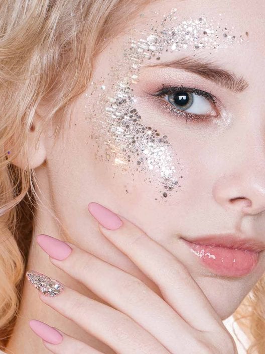 Il glitter? È il grande ritorno della nail art che aspettavamo per il 2022