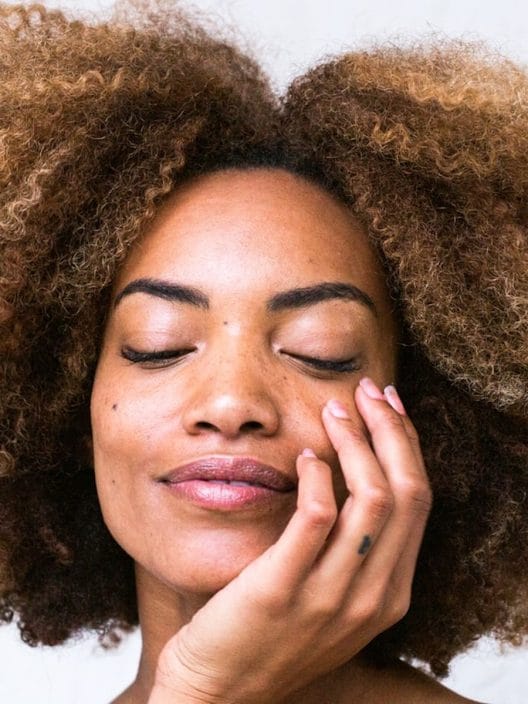 Olio struccante viso: come utilizzarlo e tutti i benefici per la pelle