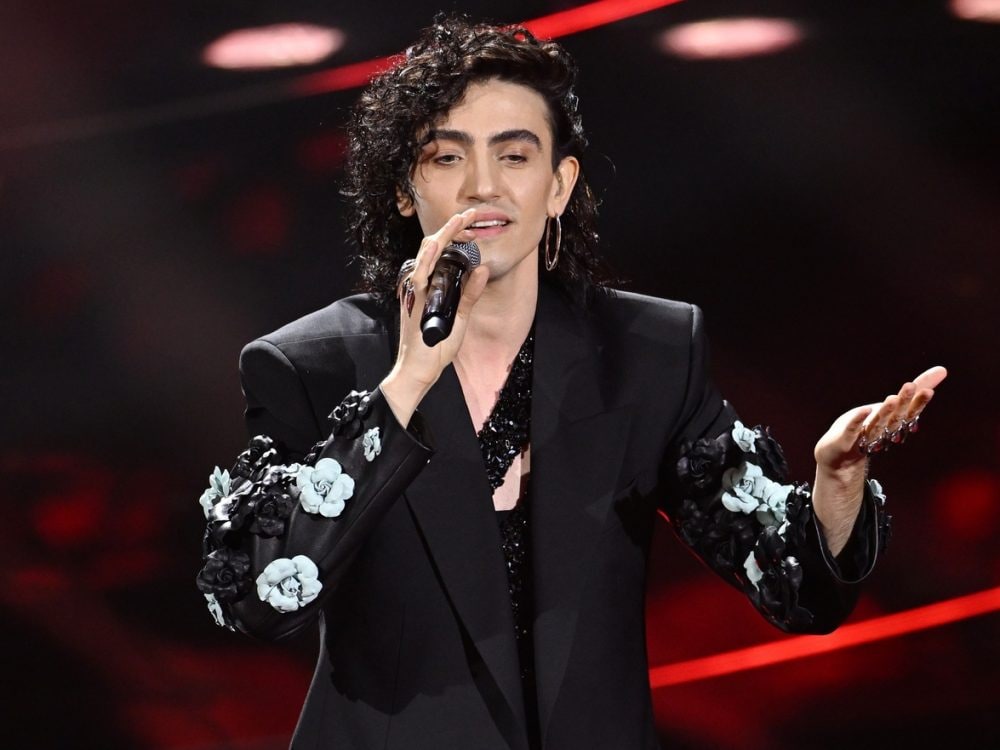 Michele Bravi, uomo inverno valorizzato dai bijoux argento e il total black