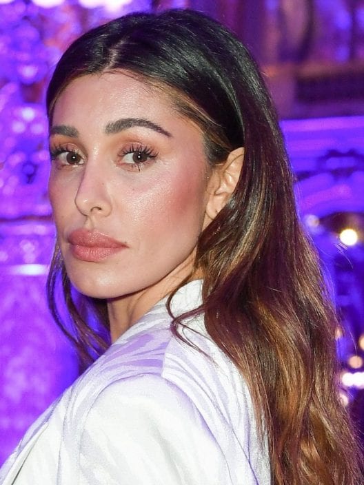 La french arcobaleno minimal di Belen Rodriguez è un inno alla pace (super chic)