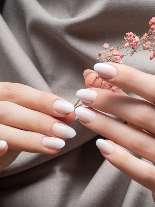 Unghie bianche come il latte: si chiama milky manicure e ti farà dire addio ai colori nude