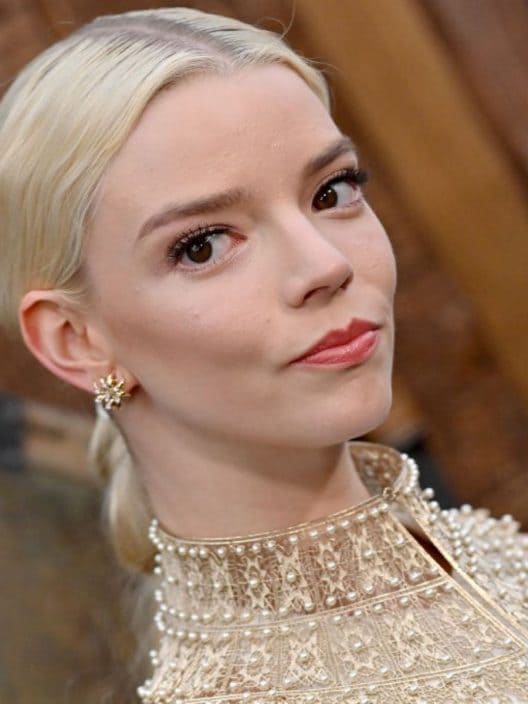 Naturale e retrò: il beauty di Anya Taylor Joy al Chinese Theatre è un incanto