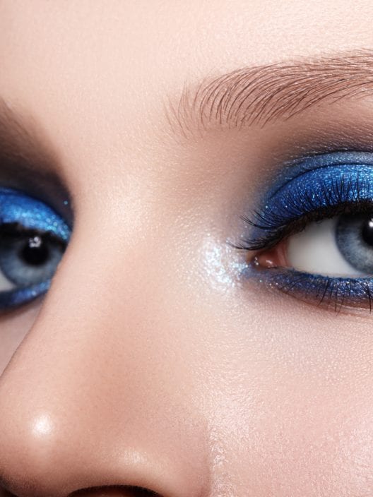 Frosty eyeshadow, sguardi di ghiaccio: i segreti di questo make up trend