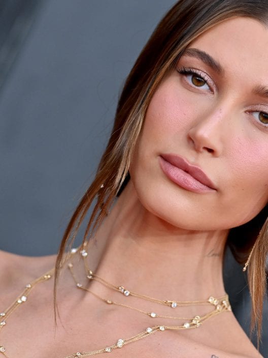 Il beauty look di Hailey Bieber ai Grammy Awards 2022 è un trionfo di bellezza e semplicità