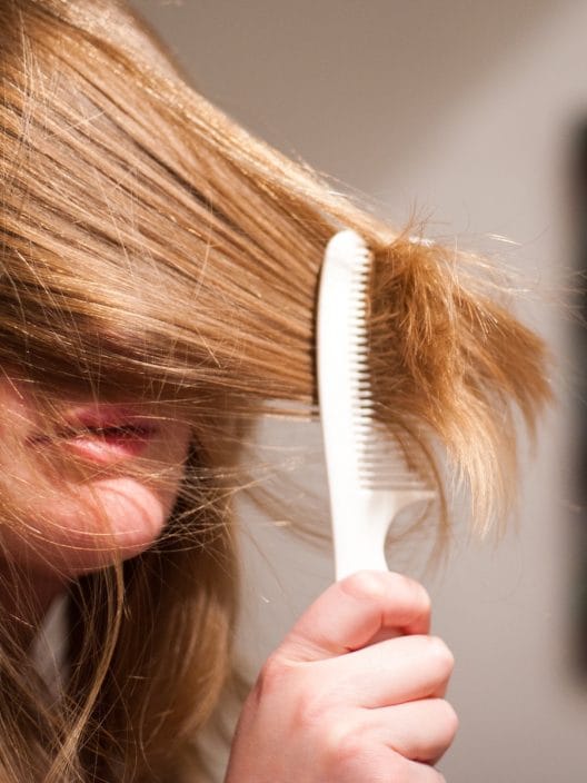 Capelli sfibrati: dai prodotti ai trattamenti in salone, tutti i rimedi per ripararli