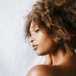 Balayage capelli ricci: il gioco di colore che accende i tuoi curls