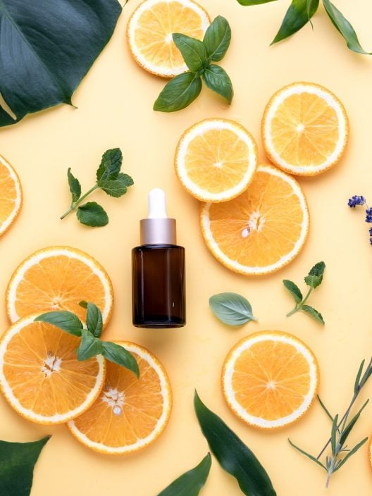 Niacinamide e vitamina C: un binomio vincente per la luminosità della pelle