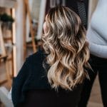 Balayage biondo: come si porta e a chi stanno bene le schiariture più luminose del momento