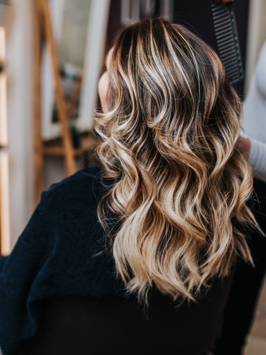 Balayage biondo: come si porta e a chi stanno bene le schiariture più luminose del momento