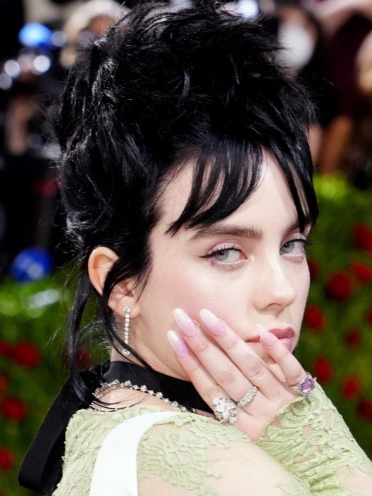 No make up, maxi frangia e grinta: sì, il beauty look di Billie Eilish fa scuola