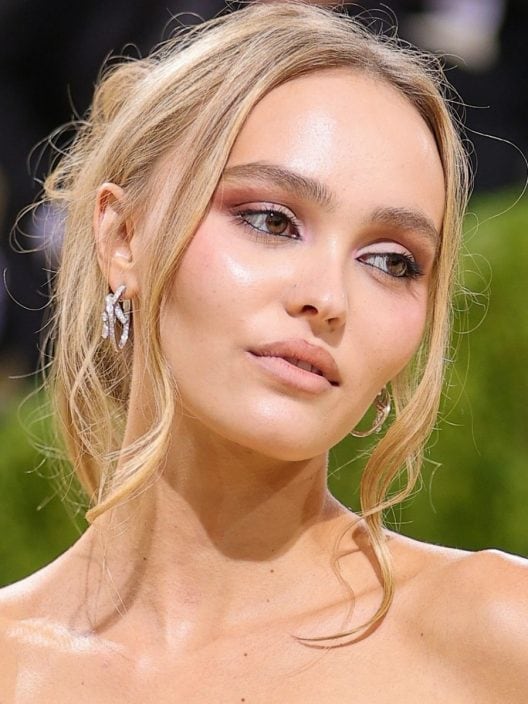 Lily Rose Depp, magnetica più che mai: con le sopracciglia messy e il nude make up è pura ispirazione