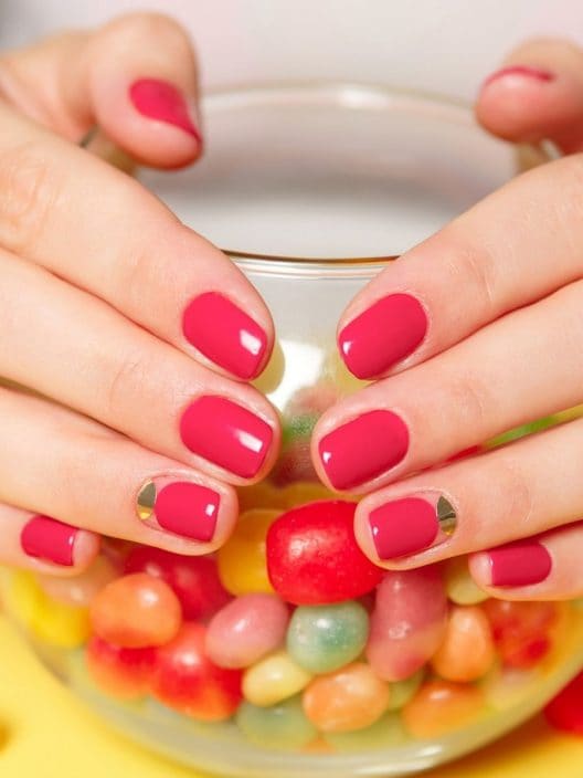 Sì, le hot pink nails sono la tendenza più cool che vedremo in primavera ed estate