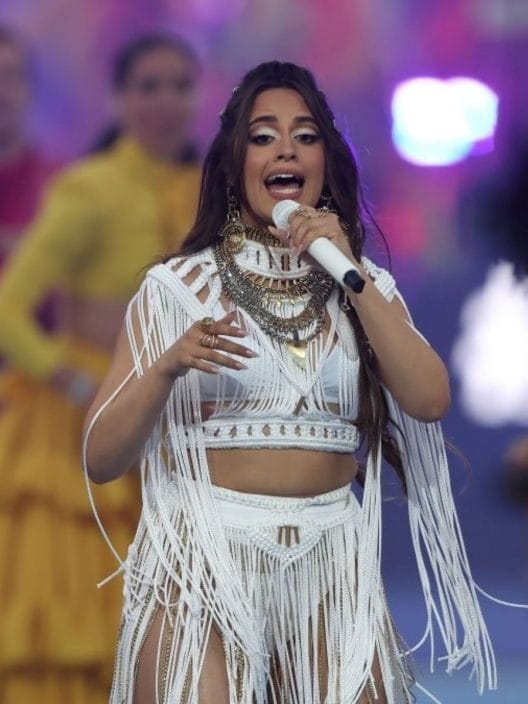 Il beauty look di Camila Cabello allo stadio? È puro hippie chic (e lo amiamo!)