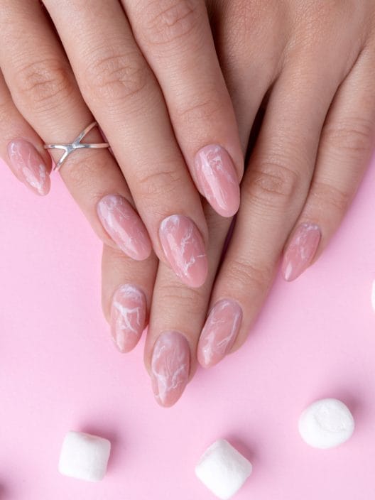 La marble manicure? Sì, è di nuovo di tendenza