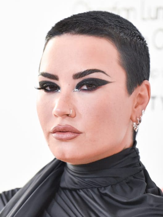 Grinta rock: ombretto, eyeliner bold e frangia asimmetrica rendono Demi Lovato un tornado sexy