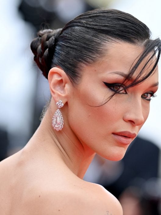 Sensuale e di tendenza: con la nuova frangia e il make up top Bella Hadid è una queen