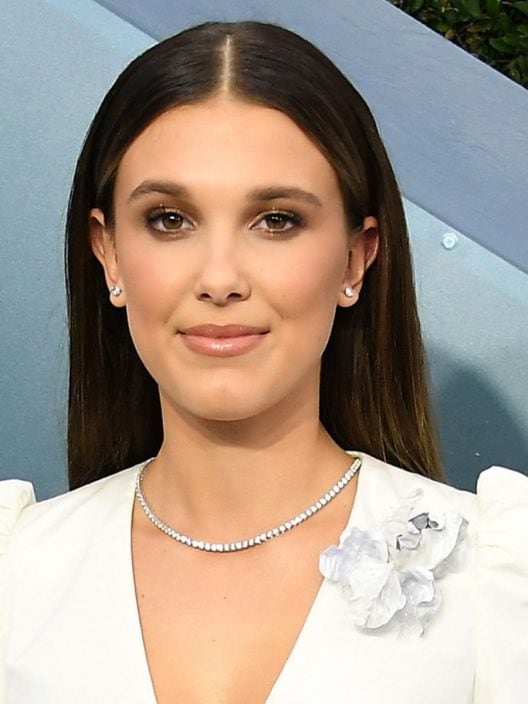 Soap brows, capelli wet e make up glow: che look, Millie Bobby Brown!