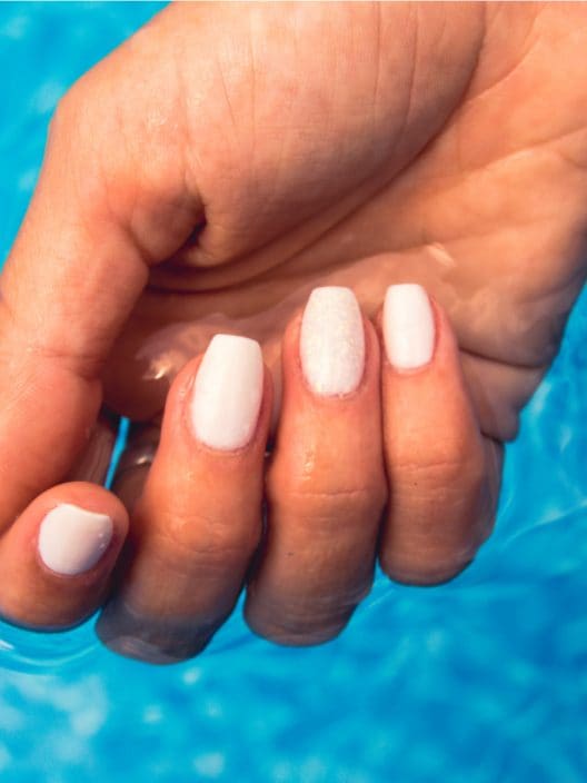 La dip powder manicure? È un trend tutto da conoscere