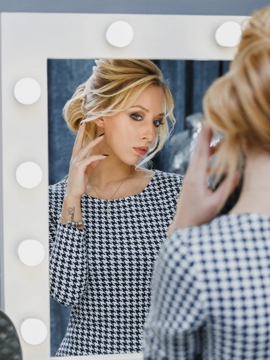 Capelli al top? Prova con la french twist per un’acconciatura super cool