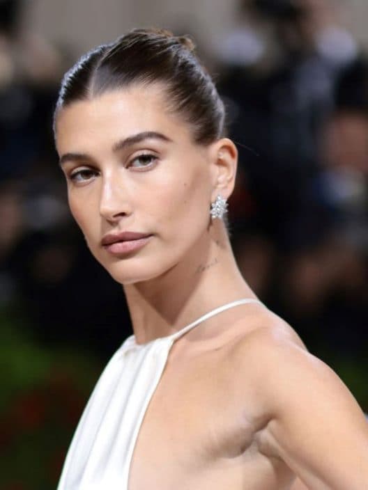 Clean e al top: Hailey Bieber ci ispira con le soap brows e le glossy lips