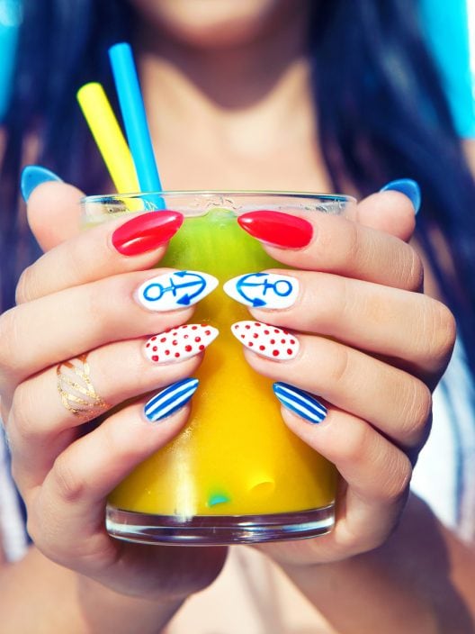 Diamo colore alle mani! La sticker nail art è il tocco vibrante del mese