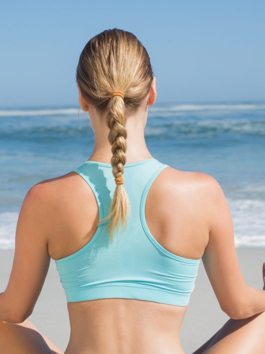 Classica e sempre d’effetto: di giorno o di sera, prova la treccia ponytail plait