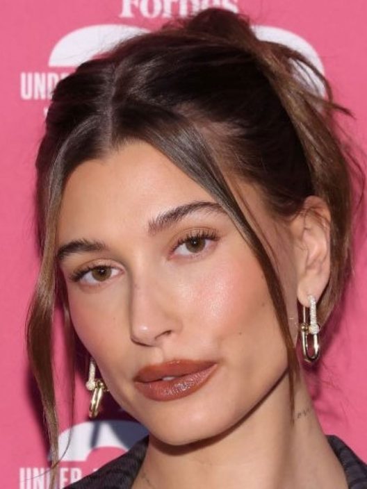 Brillanti e sensuali: le glazed donut lips di Hailey Bieber sono perfette per l’autunno