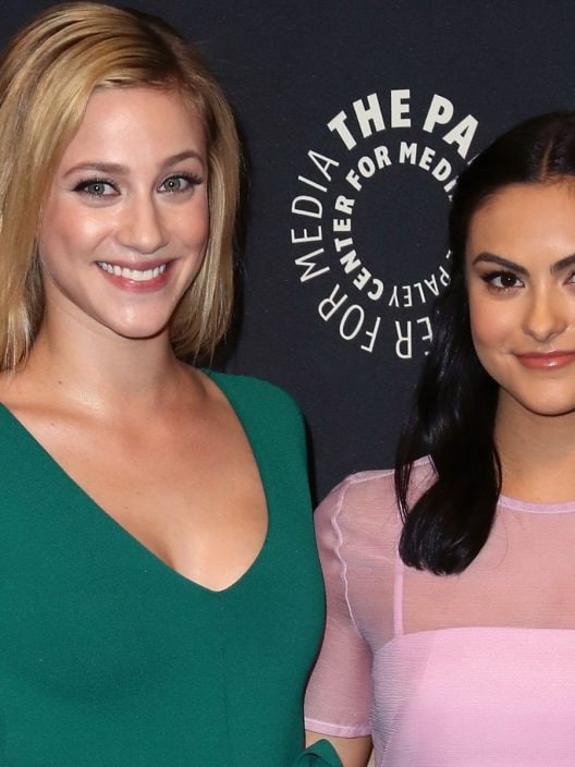 Una frangia per Camila Mendes, onde morbide per Lili Reinhart: gli scatti per la nuova stagione di Riverdale sono già un trend