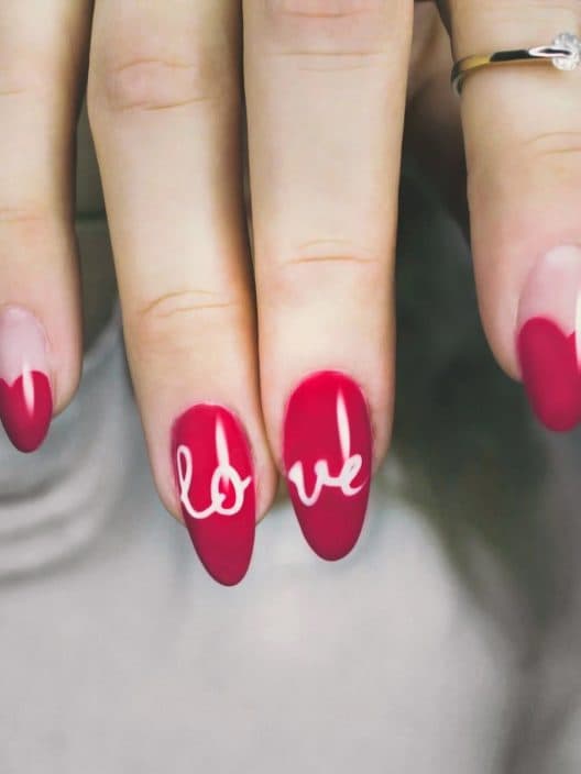 Nail art per San Valentino 2023: idee per smalto e decorazioni