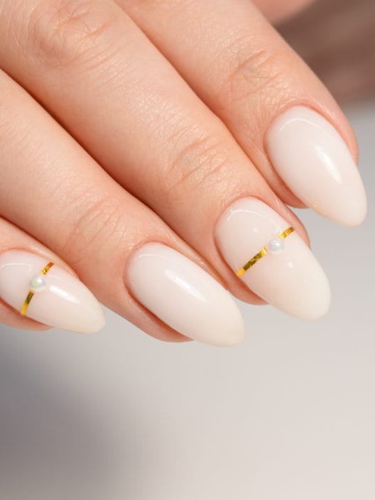 Milk bath nails: le unghie color latte diventano il nuovo nude 