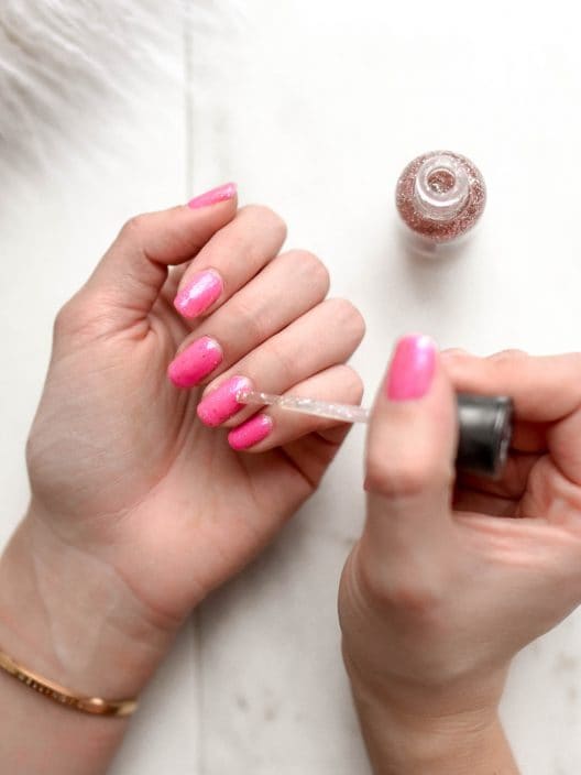 Smalti rosa: i migliori da comprare per fare la manicure a casa