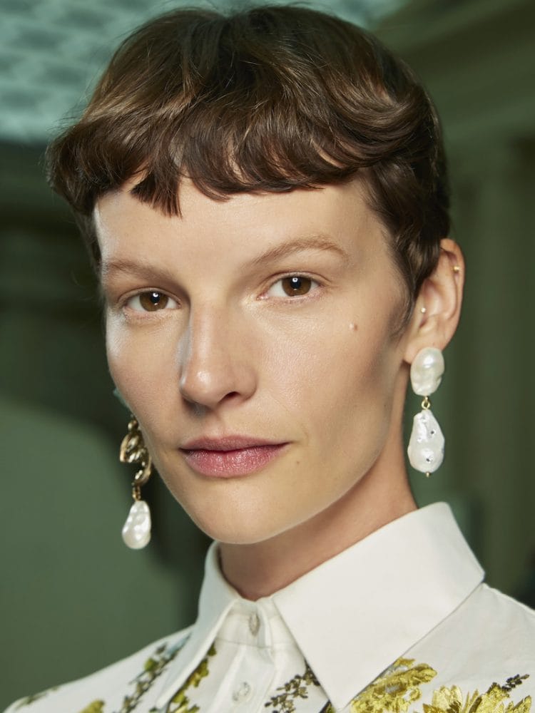 tendenze-capelli-con-frangia-2023-Erdem