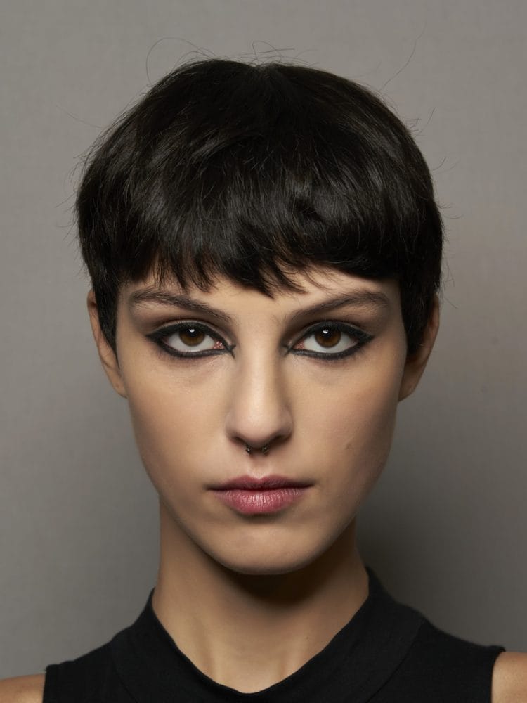 tendenze-capelli-con-frangia-2023-corti-Dior