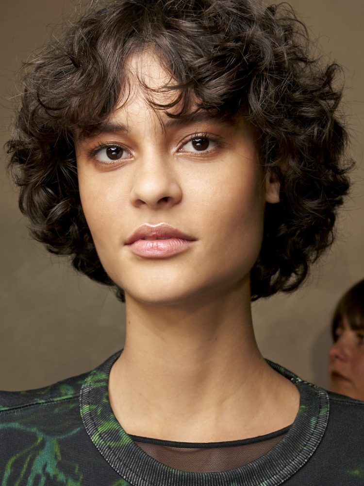 tendenze-capelli-con-frangia-2023-riccia-Lanvin