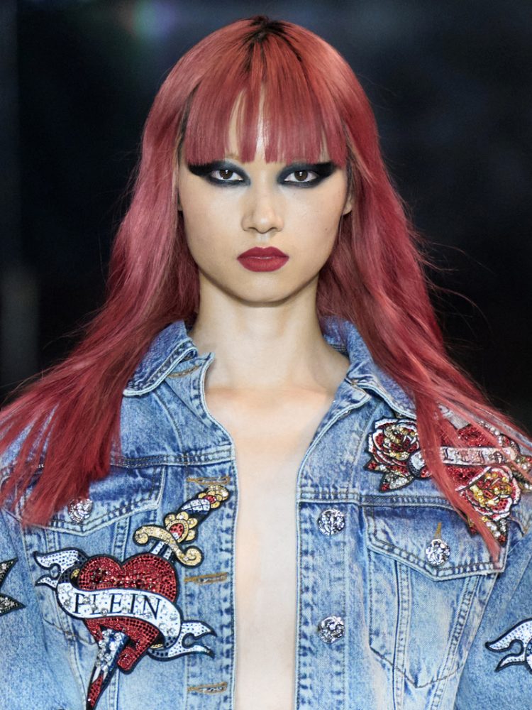 tendenze-capelli-con-frangia-2023-rossa-Philipp-Plein