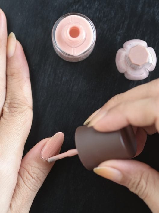 Le lipgloss nails sono la tendenza mani più hot del momento per per unghie lucidissime