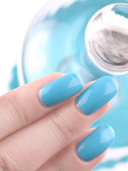 La Sea Glass Manicure è la nuova nail art ispirata ai riflessi del mare