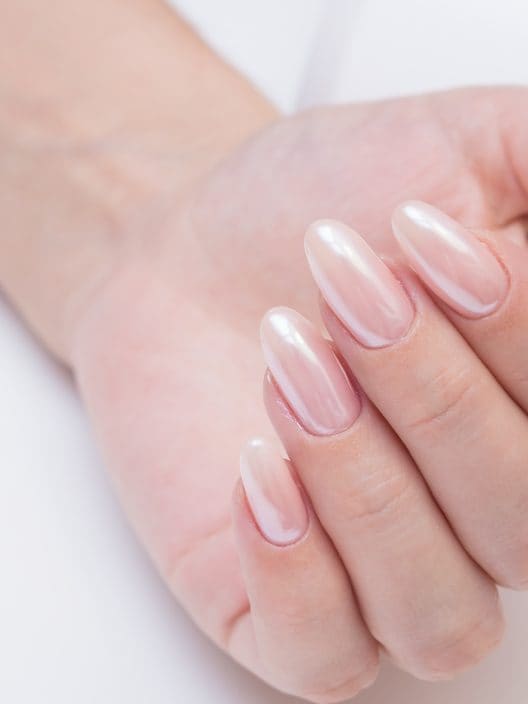 Vanilla Chrome Nails: il trend unghie dell’estate