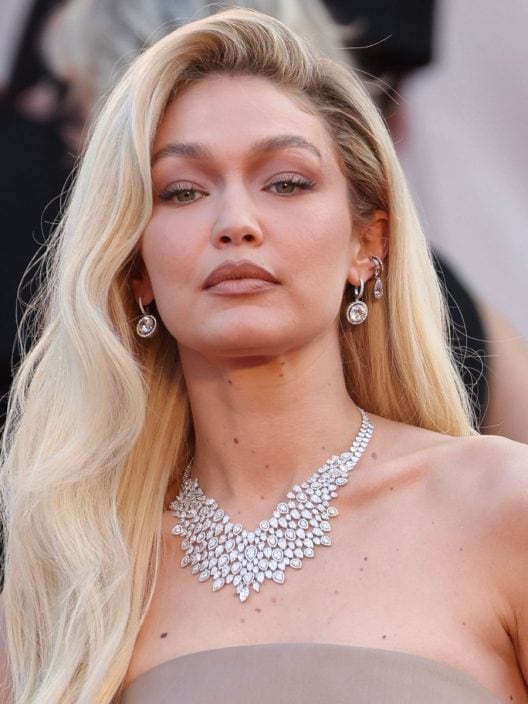 Splendente: il biondo acceso di Gigi Hadid è pura luce