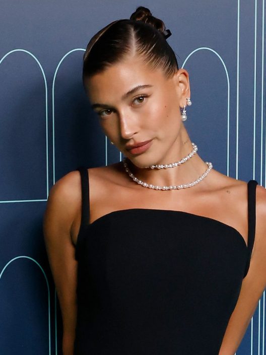 Eccola: Hailey Bieber arriva per mostrarci come si sfoggia il latte makeup