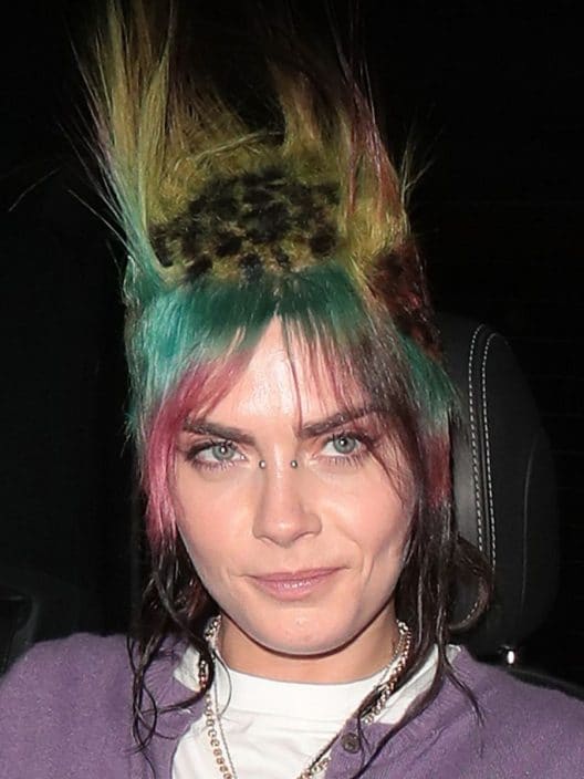 Punk-shock: i capelli di Cara Delevingne attirano (decisamente) l’attenzione