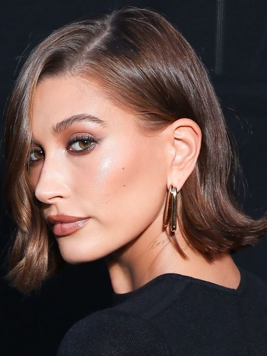 Wave bob e make up pink: Hailey Bieber è semplicemente favolosa