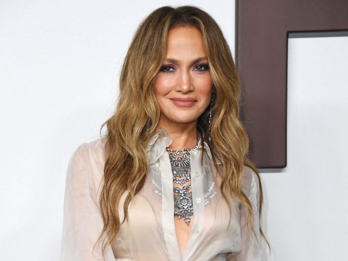 J.Lo sfoggia un beauty look caldo e sensuale alla New York Fashion Week