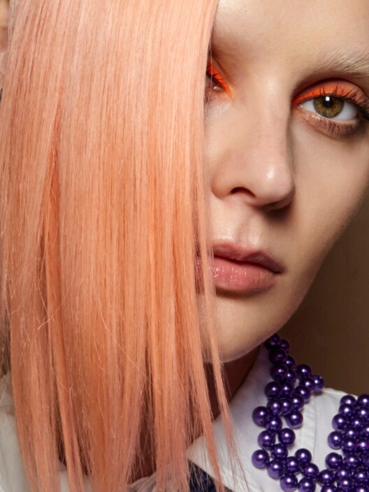 Tutte le declinazioni beauty del Peach Fuzz, il colore Pantone del 2024