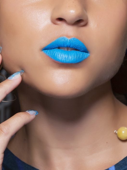 Smalto blu: tante idee per manicure e nail art tutte da copiare